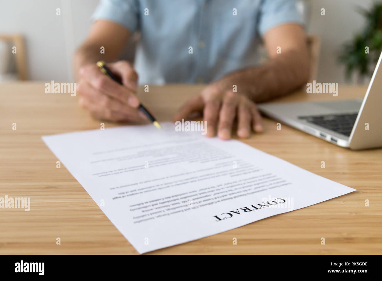 Männliche hand Unterzeichnung schriftlicher Vertrag Konzept, Ansicht schließen Stockfoto