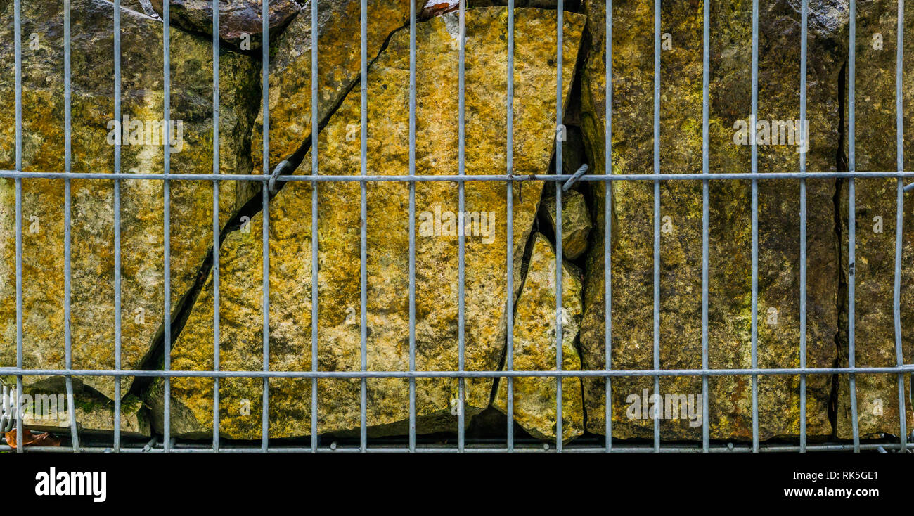 Grosse Steine Hinter Einem Metallzaun Schonen Garten Dekoration
