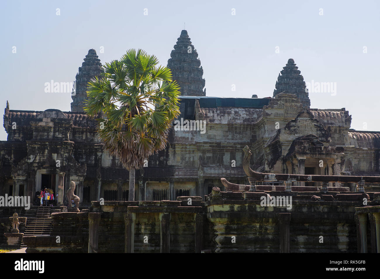 West vor dem Haupttempel, Angkor Wat, Siem Reap, Kambodscha Stockfoto