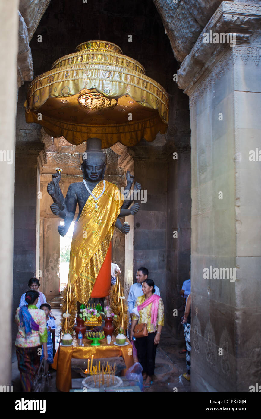 Statue von Vishnu, als Ta zu erreichen, in der westlichen Gopura (West Tor) Eintritt in Angkor Wat, Siem Reap, Kambodscha bekannt Stockfoto