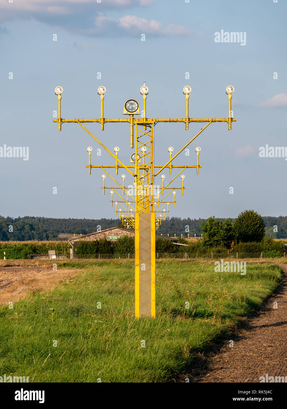 Bild von mehreren gelben Flughafen Signalleuchten ina Zeile für Flugzeuge Stockfoto