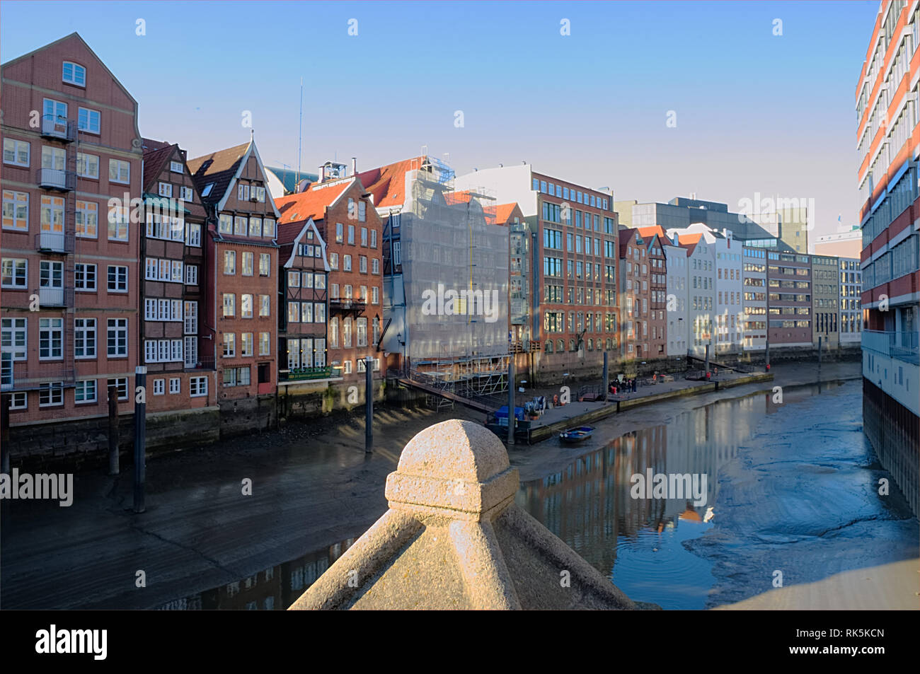 Hamburg, Deutschland - 15 März 2016: Blick von der Brücke am Nikolaifleet, Nikolaicanal bei Ebbe und historischen Gebäude der Deichstrasse; Dykestreet an da Stockfoto