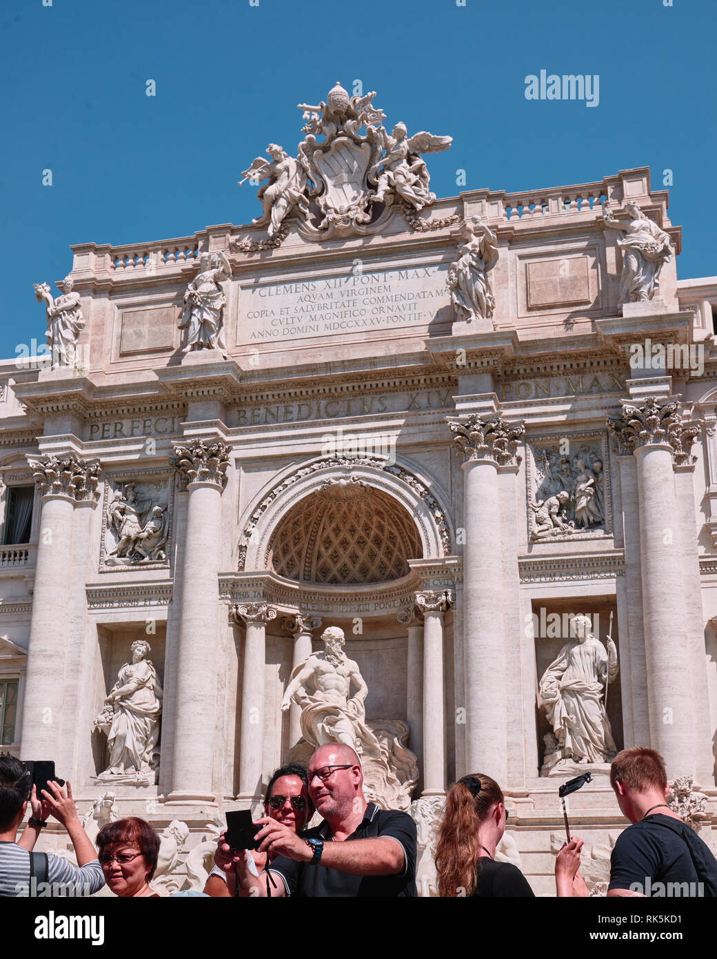 Italien, Rom, 3. Mai/2018, dem Trevibrunnen und der Palast Poli, Touristen nehmen eine selfie mit dem Denkmal Stockfoto