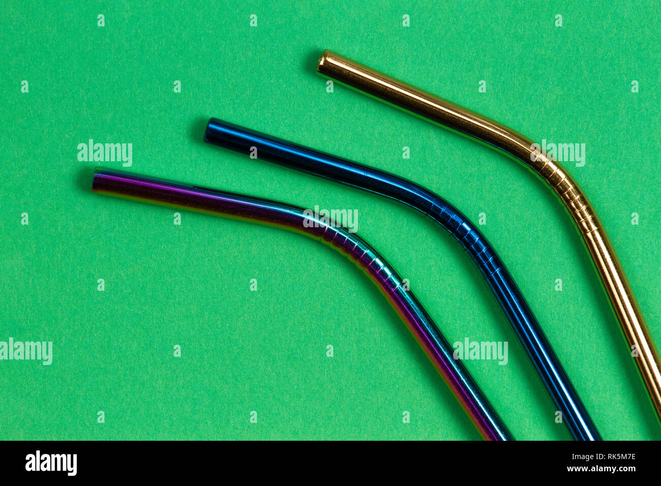 Umweltfreundliche Edelstahl wiederverwendbar Strohhalme auf grünem Hintergrund Stockfoto