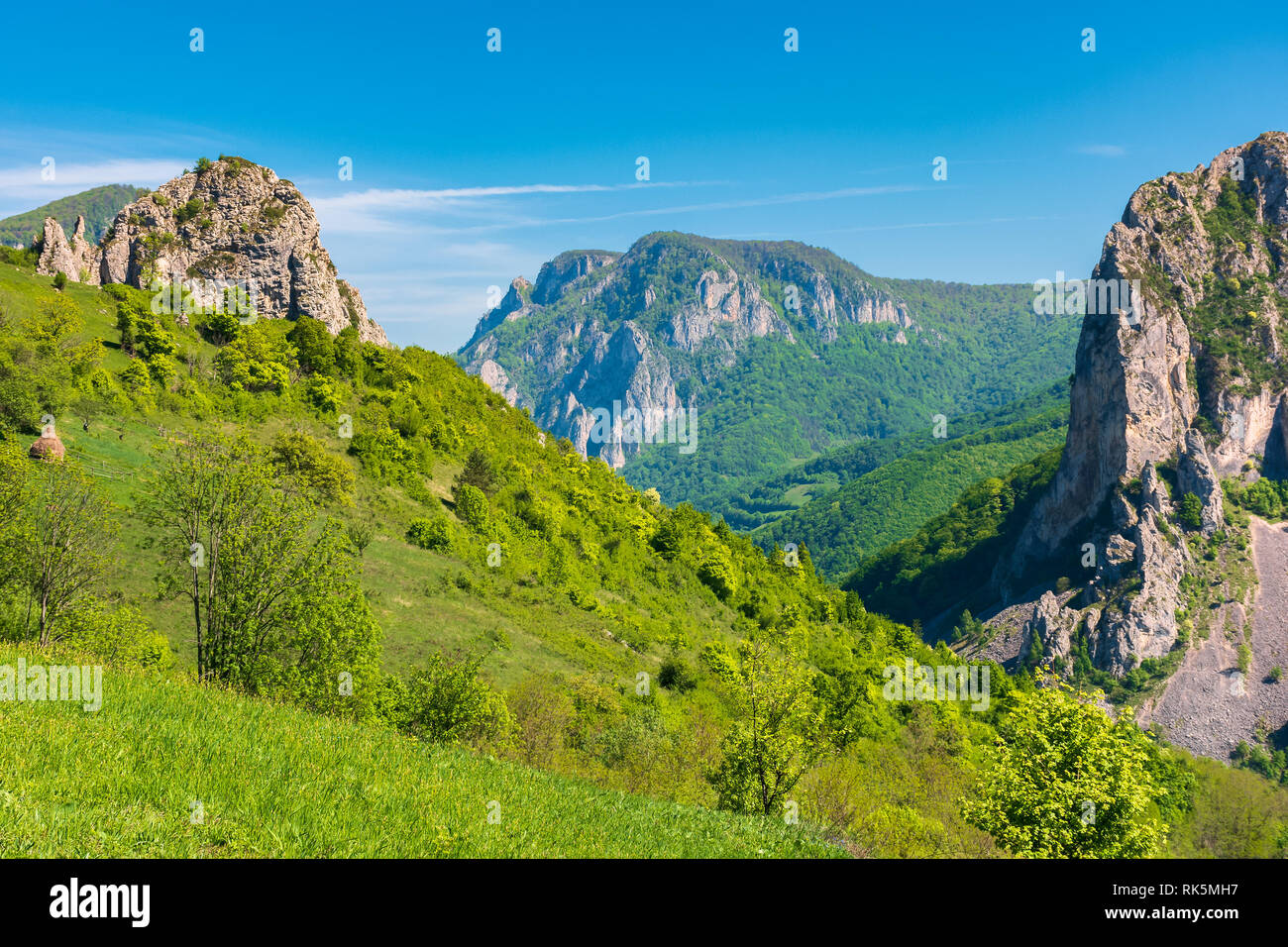 Schöne Landschaft von Rumänien Berge. Riesige Klippen von Canyon. Wunderbare Natur Landschaft. sonniges Wetter im Frühling Stockfoto