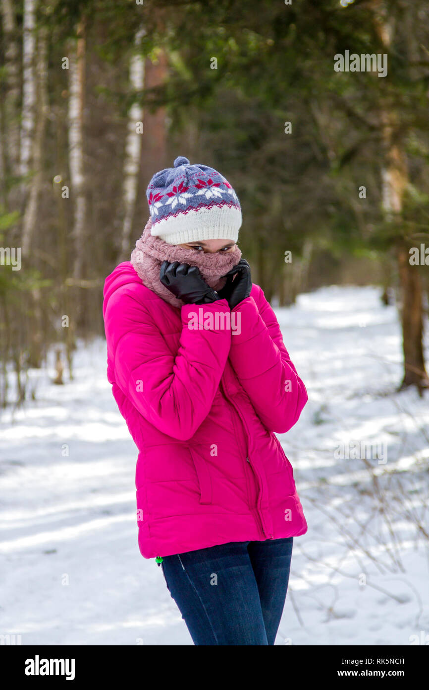 Porträt eines Mädchens, das im Winter Forest. Stockfoto