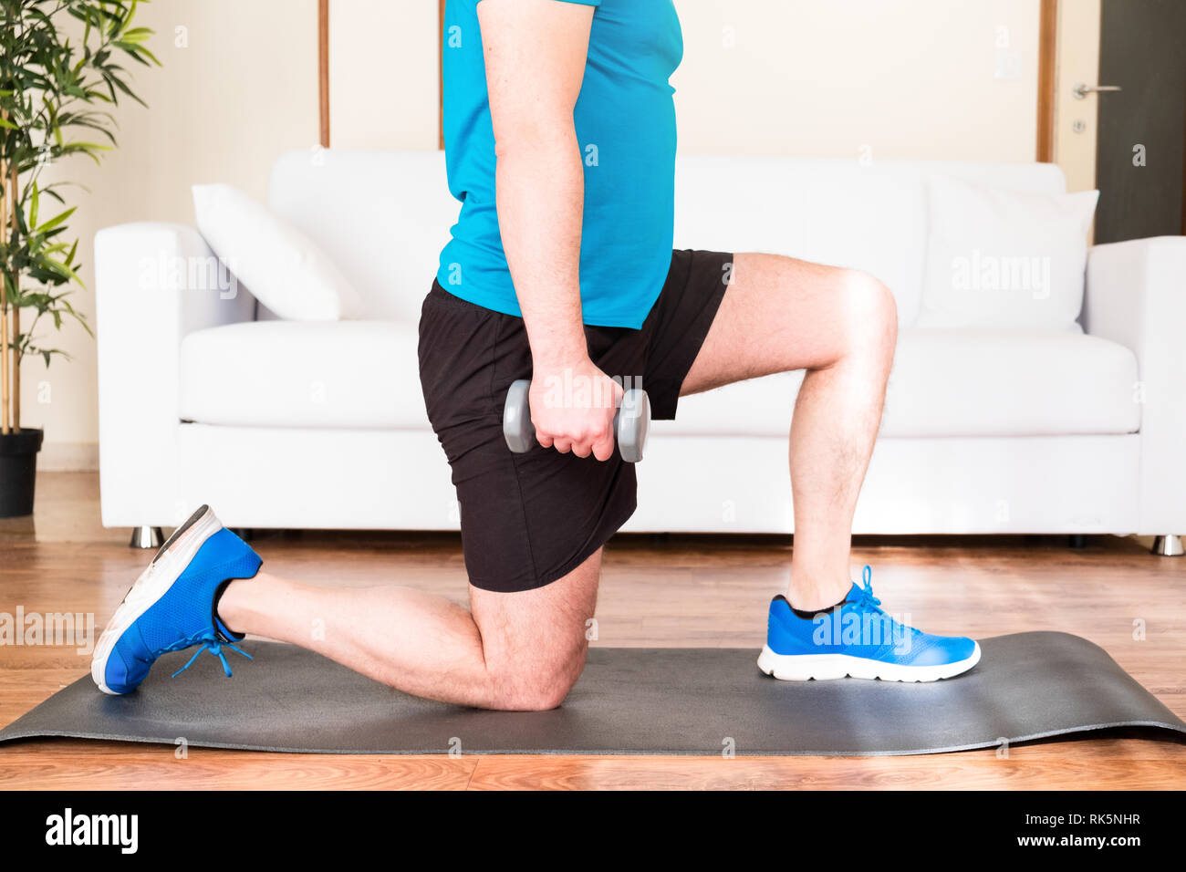 Mann Tun Krafttraining Hantel Hande Zu Hause Stockfoto Bild