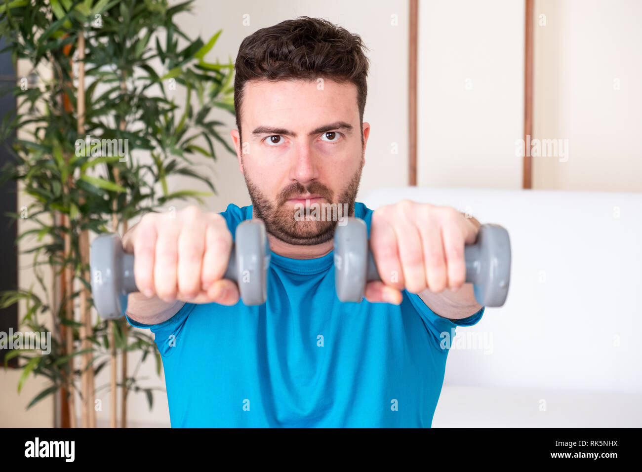 Mann Tun Krafttraining Hantel Hande Zu Hause Stockfoto Bild