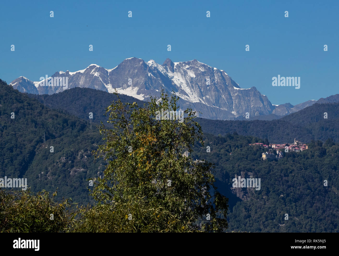 Panorama hoch in den Bergen mit den schneebedeckten Gipfeln der Berge Stockfoto