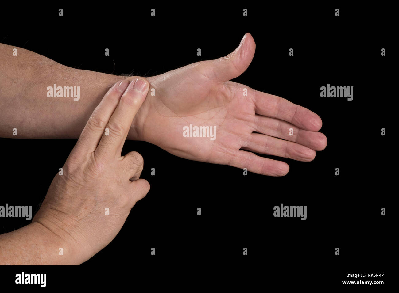 Der Puls am Handgelenk Arterie mit den Fingern Stockfoto