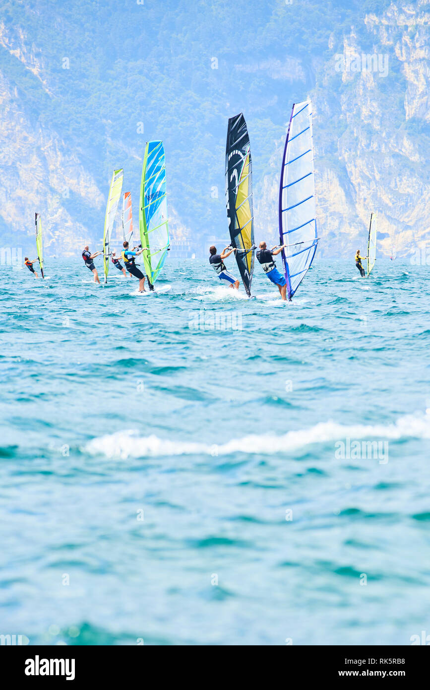 Torbole - Nago, Lago di Garda (Lago Benaco), Italien Windsurfen am Gardasee in Torbole Resort. Windsurfer Surfen Im Wind Auf Welle Stockfoto