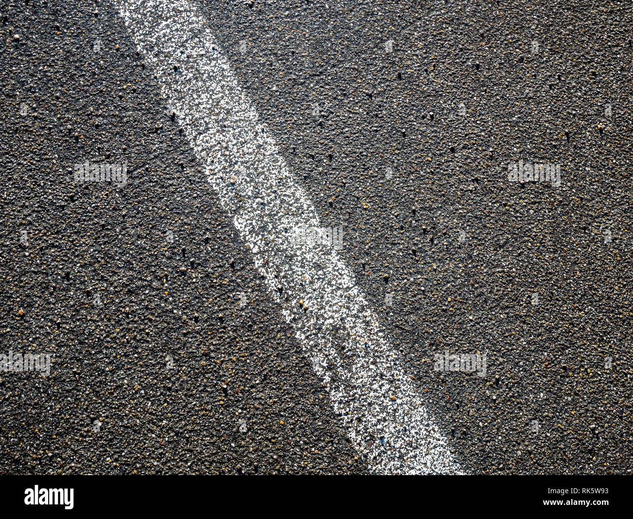 Bild der weißen Linie auf Asphalt auf der Straße Stockfoto