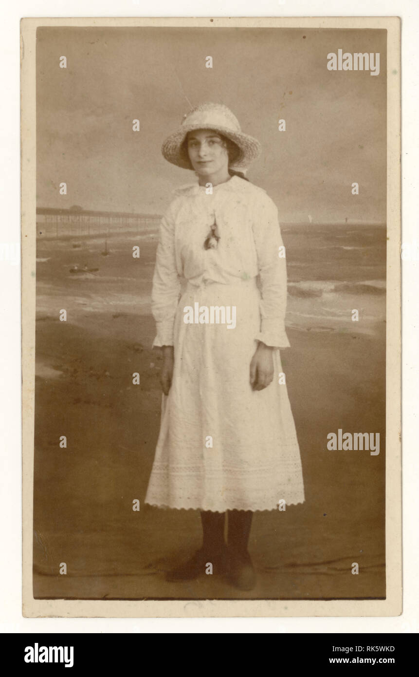 Postkarte aus dem frühen 20. Jahrhundert mit einem Porträt eines hübschen Mädchens, Teenagers, Teenagers, in weißem Sommerkleid und Strohhut, um 1912, Großbritannien Stockfoto