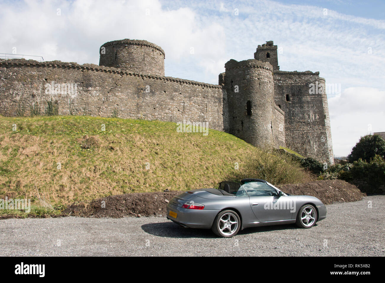 Kidwelly Burg Cydweli (Castell) einer normannischen Burg mit Blick auf den Fluss und die Stadt Gwendraeth Kidwelly, Carmarthenshire, Wales Stockfoto