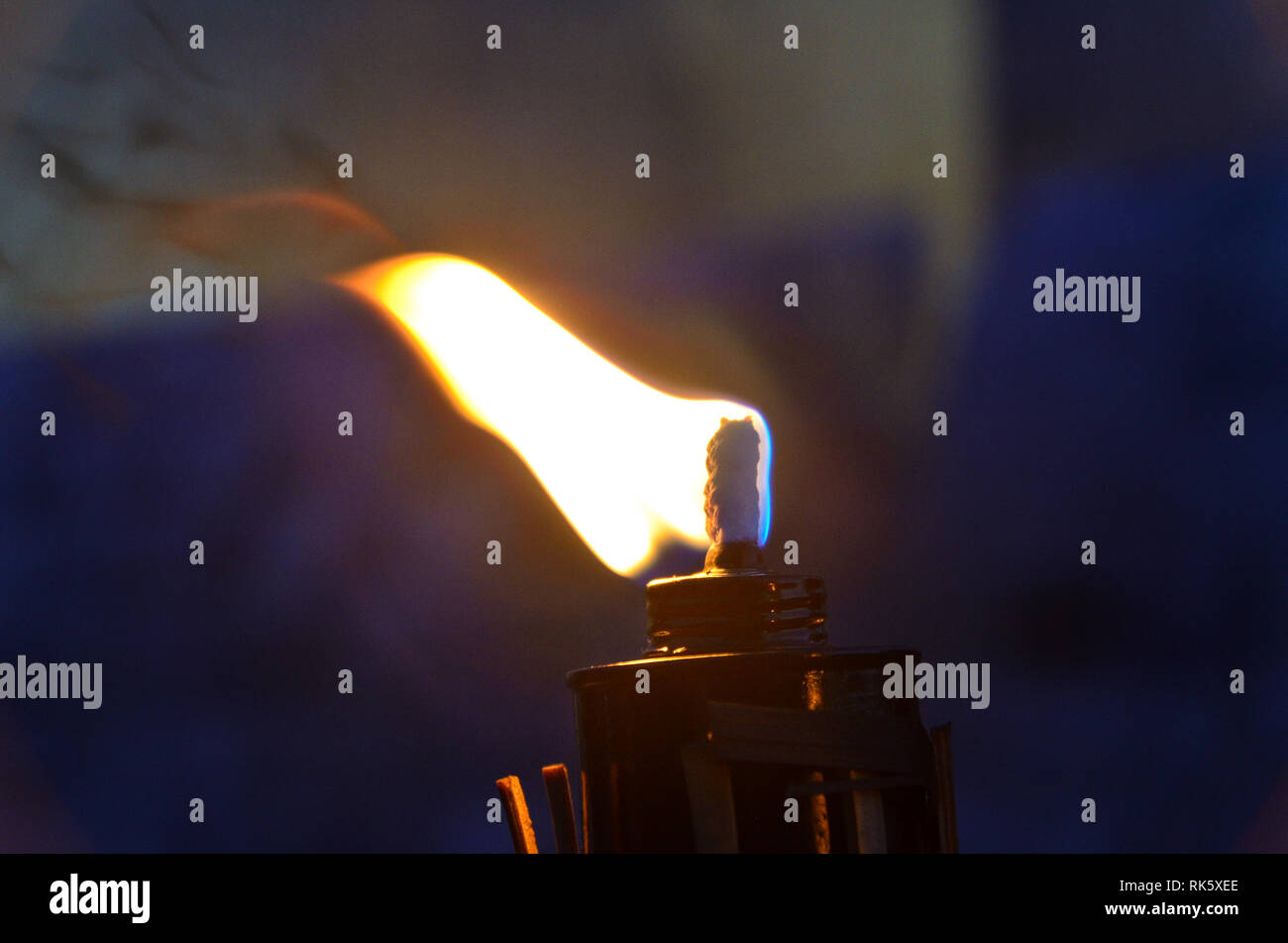 Öllampe, die in einer einzigen Flamme in der Dunkelheit brennt Stockfoto