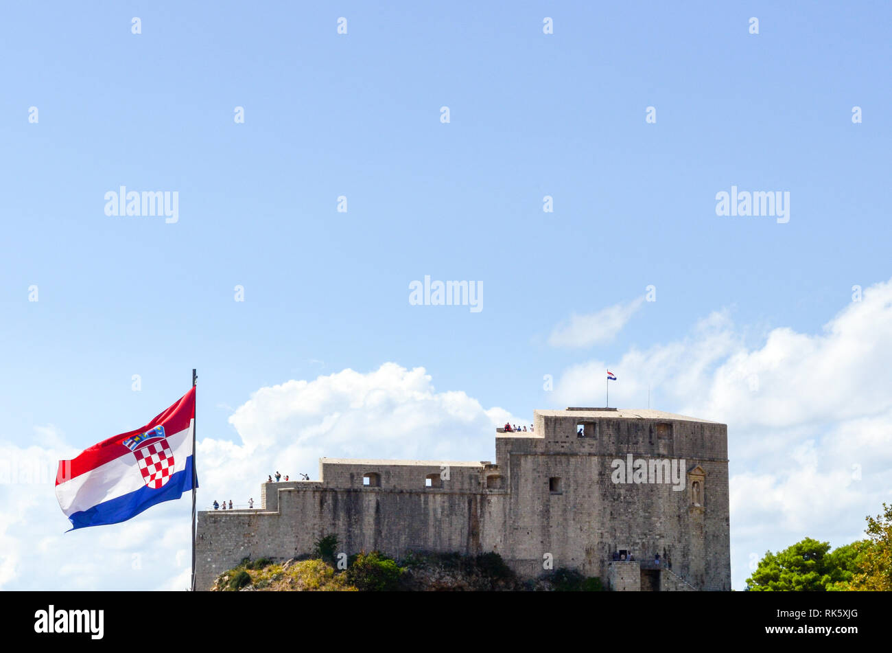 Kroatische Flagge und Fort Lovrijenac in Dubrovnik, Kroatien Stockfoto