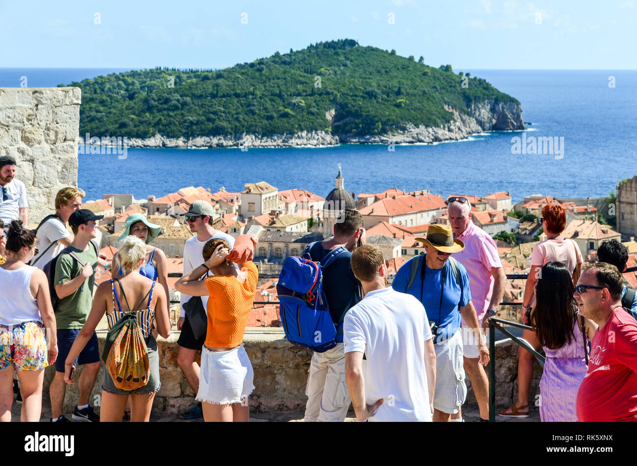 Massentourismus in Dubrovnik, Kroatien: Besuchermassen nehmen an den „Game of Thrones“-Touren Teil, genau dort, wo die Serie im UNESCO-Weltkulturerbe gedreht wurde Stockfoto