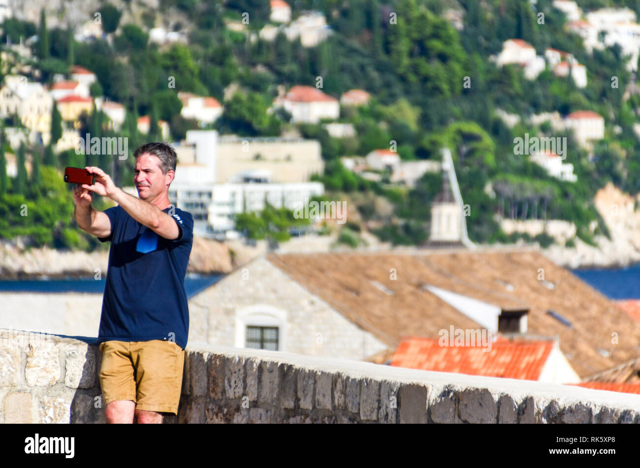 Weißer Mann, der ein Selfie in der Festung von Dubrovnik, Kroatien, macht Stockfoto