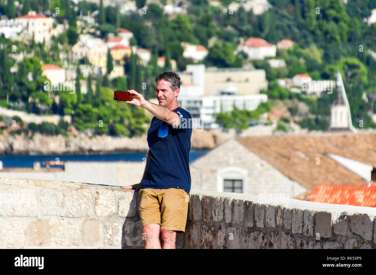 Weißer Mann, der ein Selfie in der Festung von Dubrovnik, Kroatien, macht Stockfoto