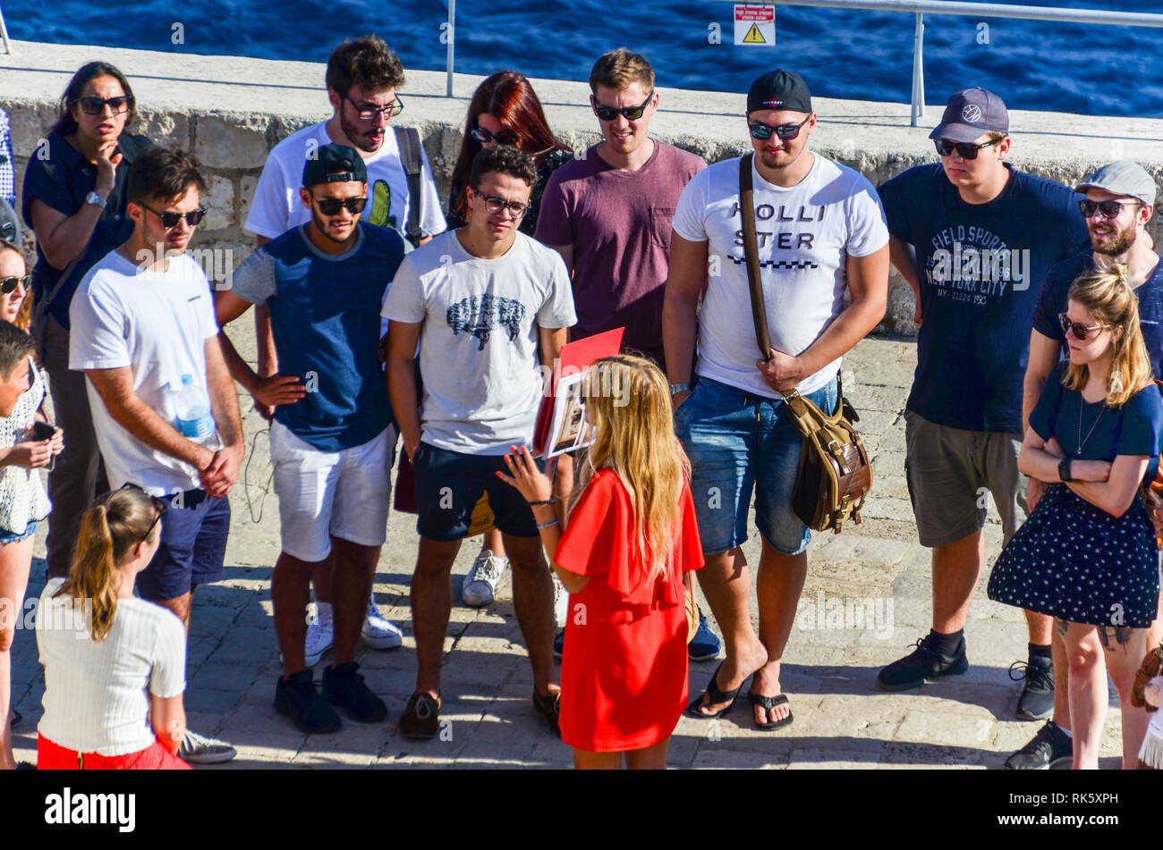 Massentourismus in Dubrovnik, Kroatien: Besuchermassen nehmen an den „Game of Thrones“-Touren Teil, genau dort, wo die Serie im UNESCO-Weltkulturerbe gedreht wurde Stockfoto