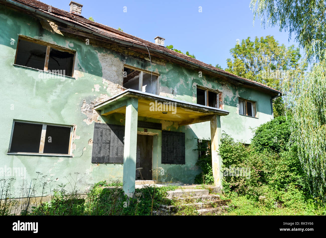 Verlassene Krankenhaus in Bunic, Kroatien. Der Ort wurde im Zweiten Weltkrieg von den kroatischen Ustaschen schwer beschädigt, die die meisten Serben vertrieben und auslöschten. Stockfoto