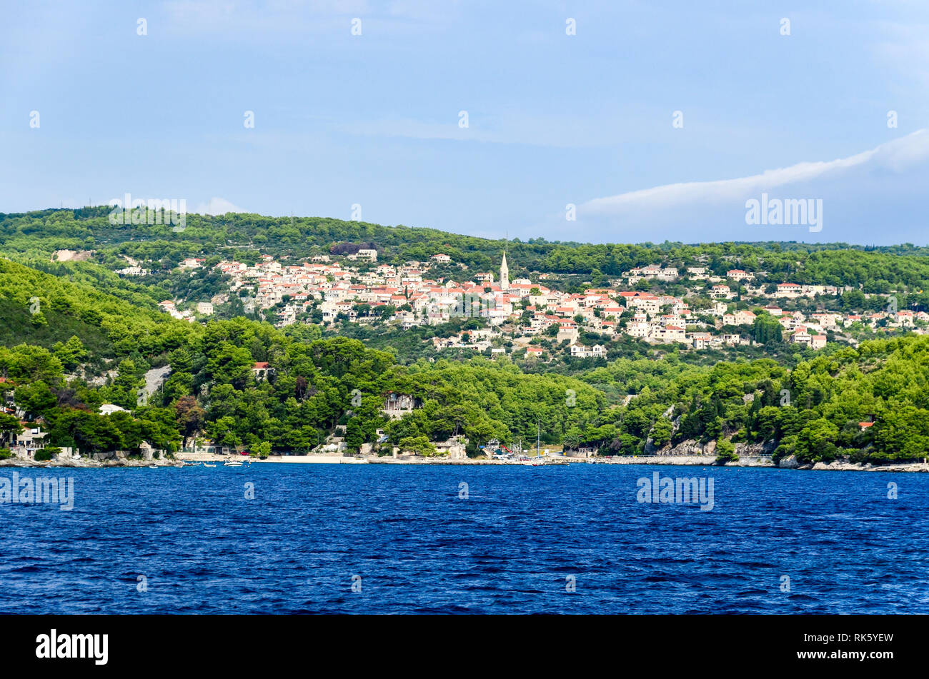Steile Klippen und herrliche Natur an der Adriaküste, Kroatien Stockfoto