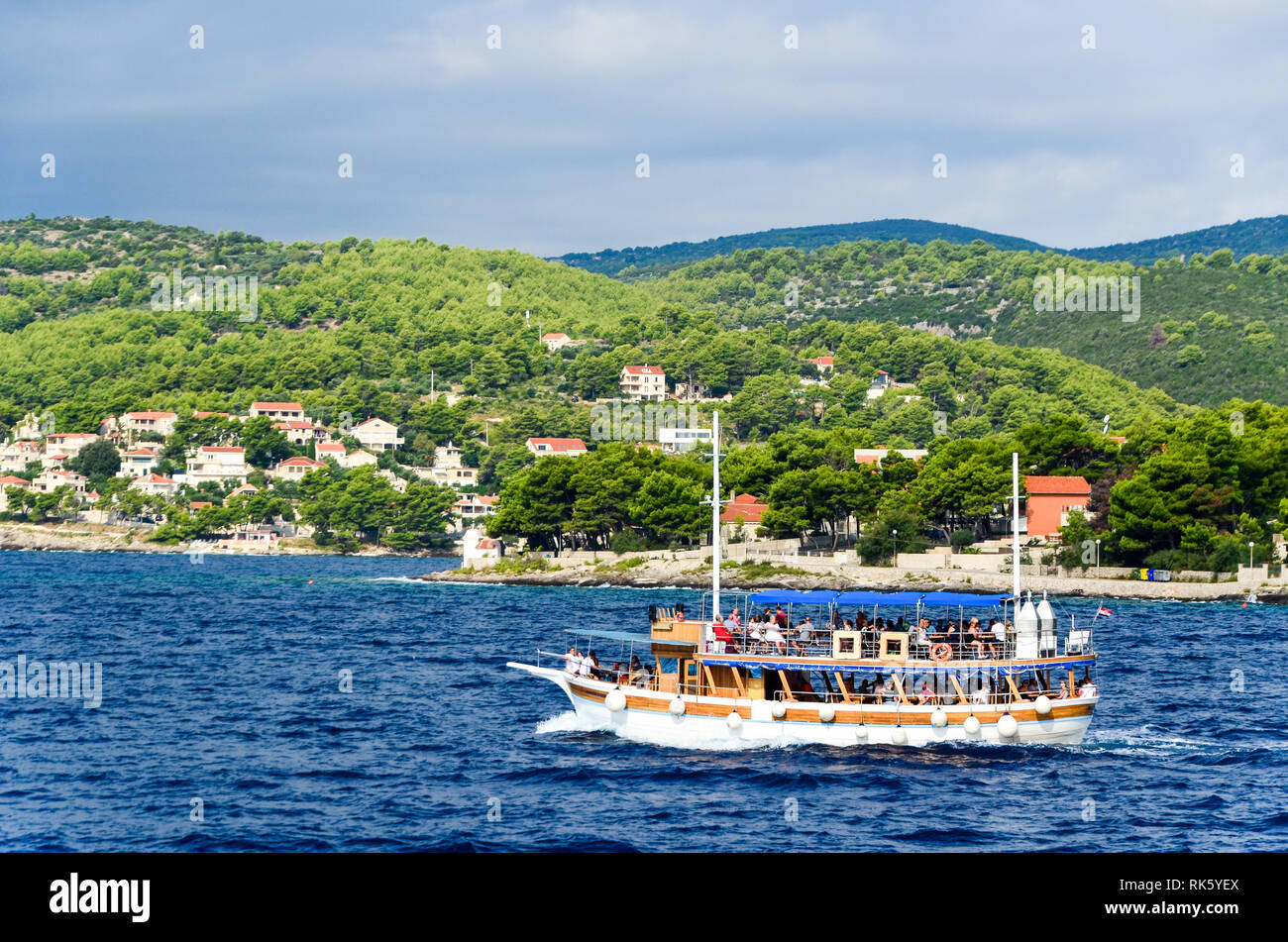 Steile Klippen und herrliche Natur an der Adriaküste, Kroatien Stockfoto