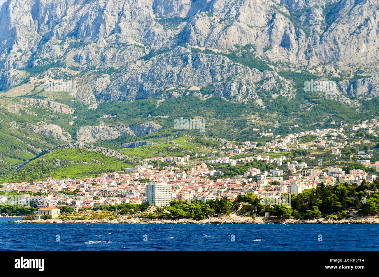 Steile Klippen und herrliche Natur an der Adriaküste, Kroatien Stockfoto