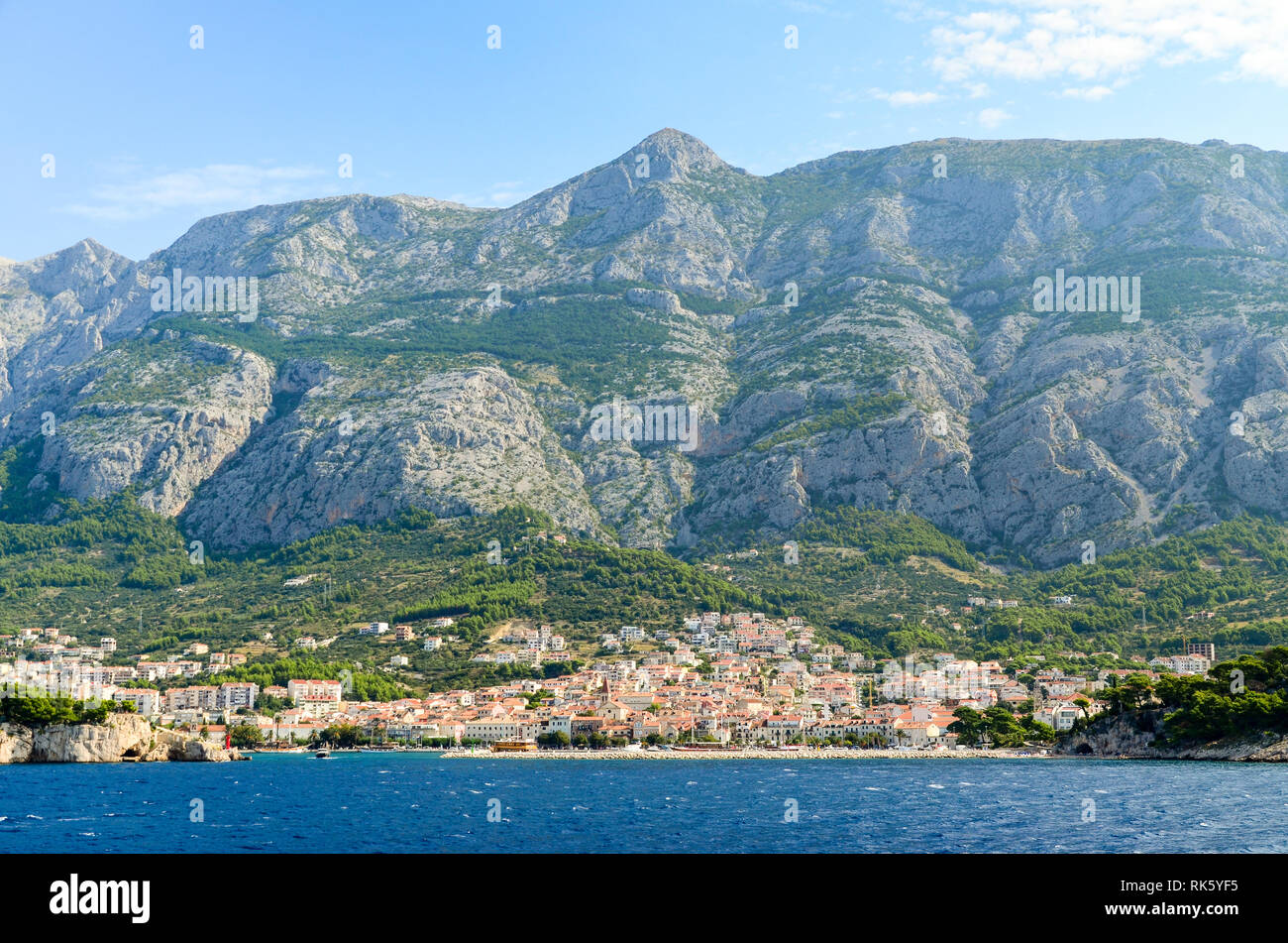 Steile Klippen und herrliche Natur an der Adriaküste, Kroatien und der Stadt Makarska Stockfoto