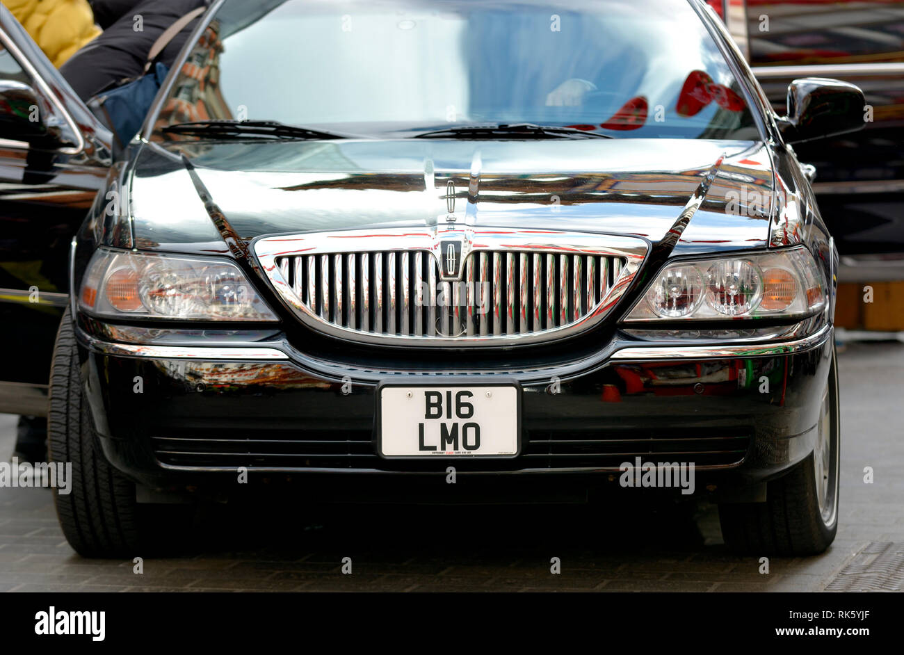 London, England, UK. Lincoln Stretchlimousine mit Nummernschild BI 6 LVO (Big Limo, fast) Stockfoto