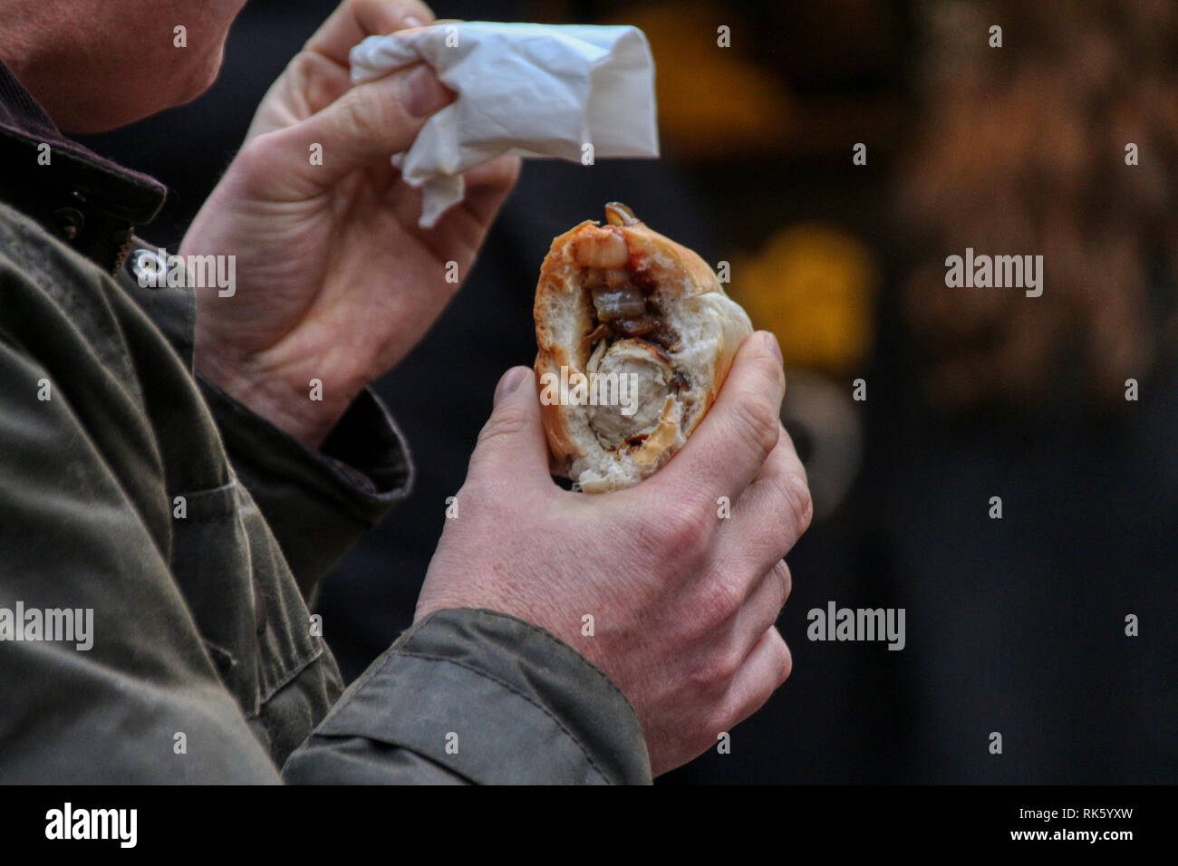 Fast food Esser beim Einkaufen in der Stadt York Großbritannien während Weihnachten 2018 Stockfoto