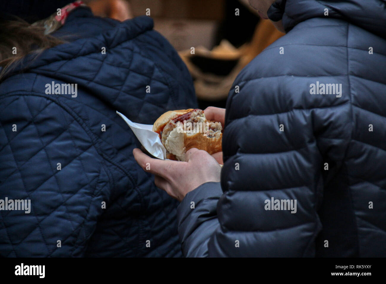 Fast food Esser beim Einkaufen in der Stadt York Großbritannien während Weihnachten 2018 Stockfoto