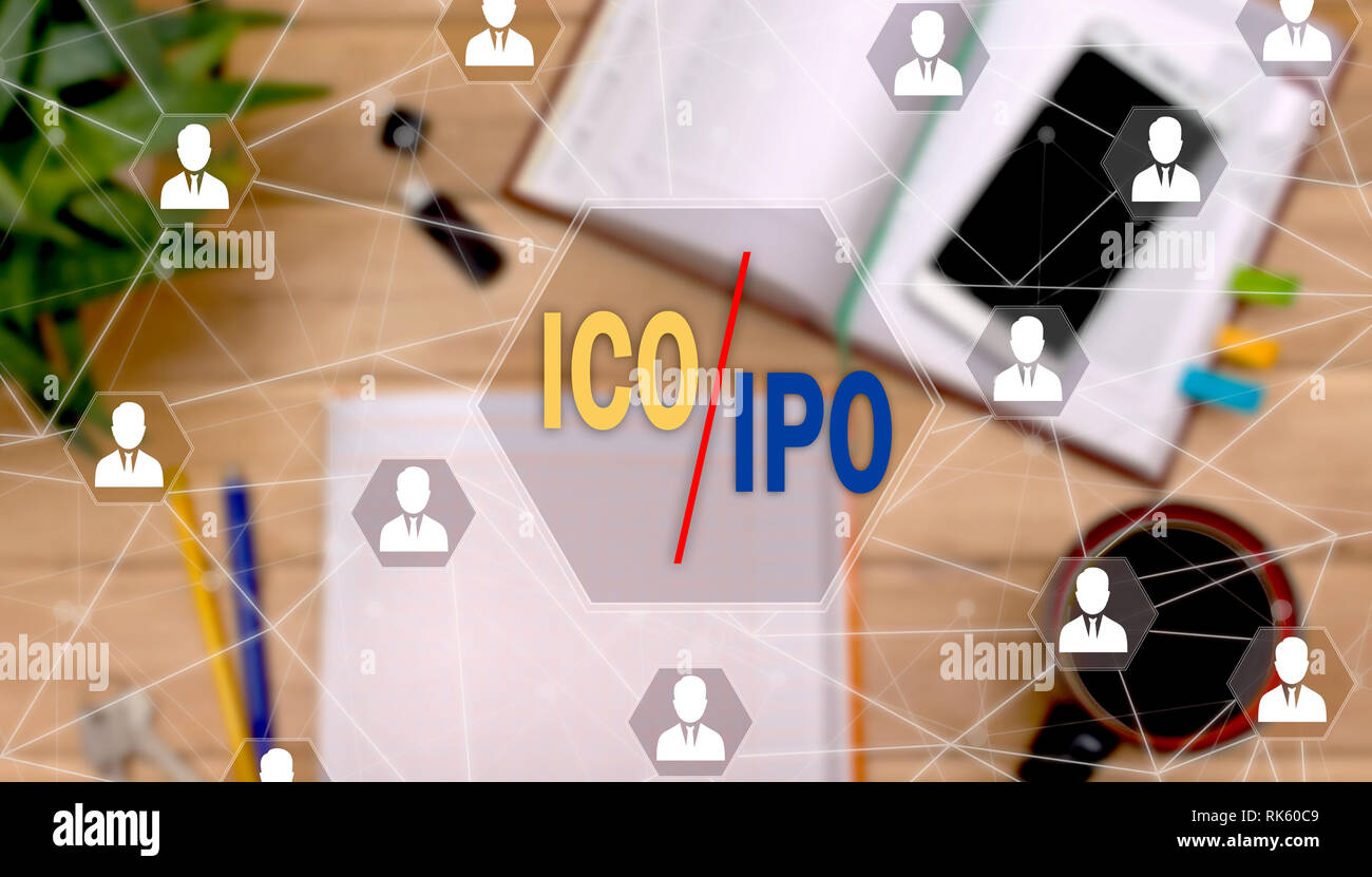 Erste Münze mit ICO vs IPO Initial Public Offering auf dem Touchscreen mit dem Netzwerk, auf Büro Hintergrund verschwimmen. Konzept der IPO oder ICO? Stockfoto