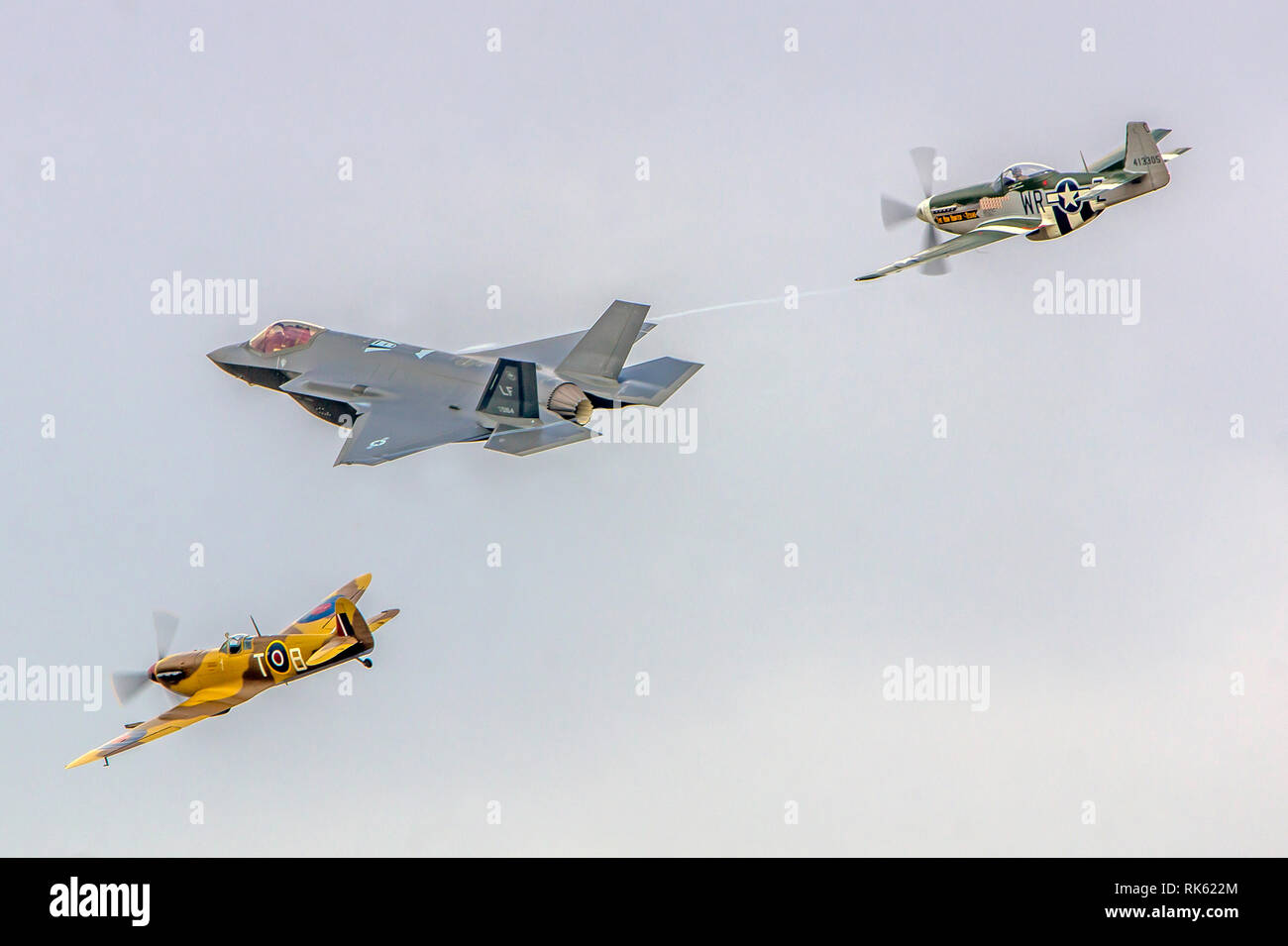 Eine F 35 Blitz 11 mit einer Spitfire und ein Mustang Stockfoto