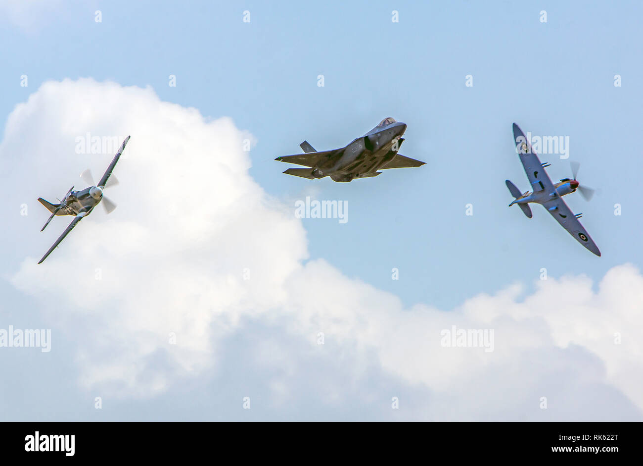 Eine F 35 Blitz 11 mit einer Spitfire und ein Mustang Stockfoto