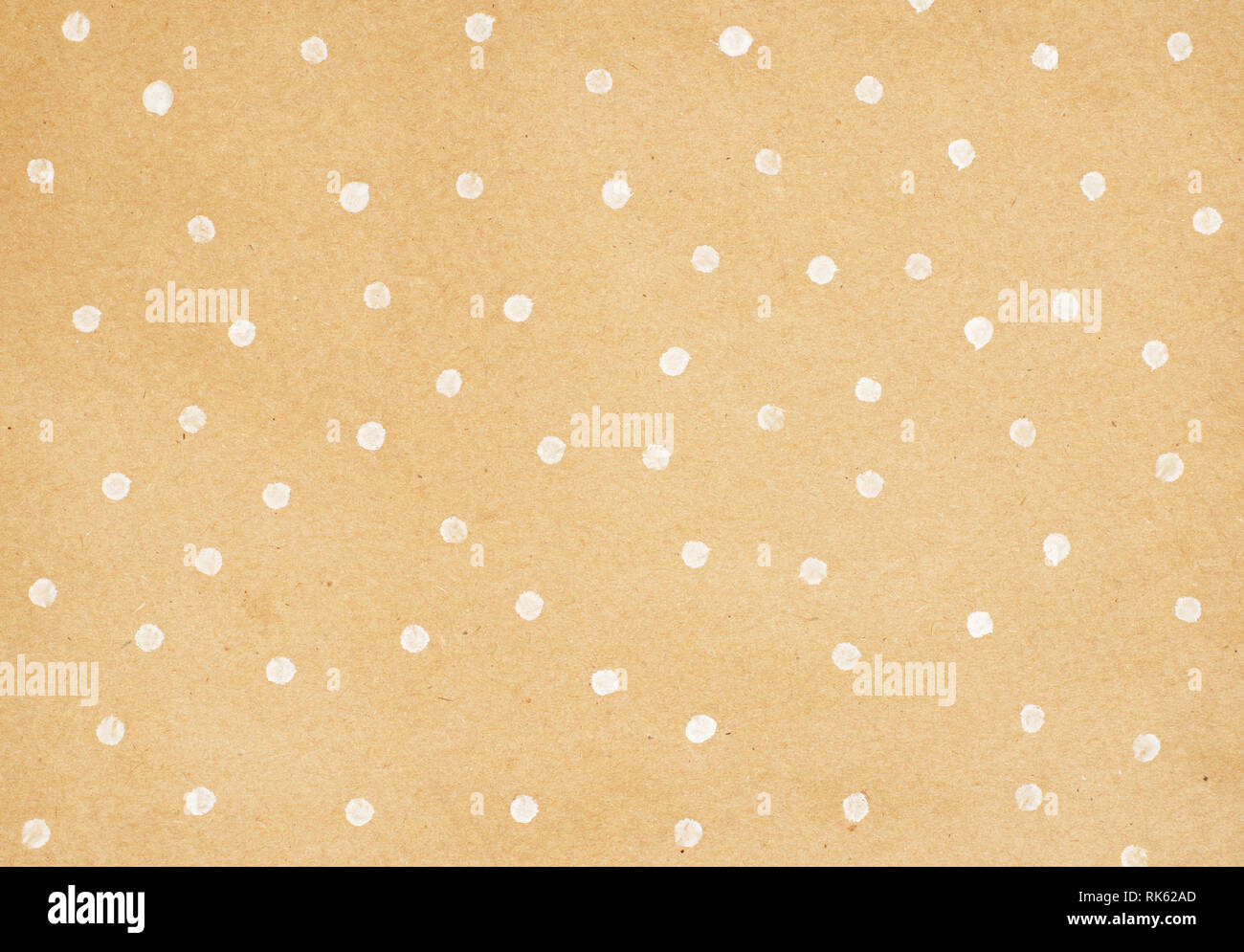 Nahaufnahme von braun Handwerk Papier mit Polka Dot Malerei für Hintergrund Stockfoto