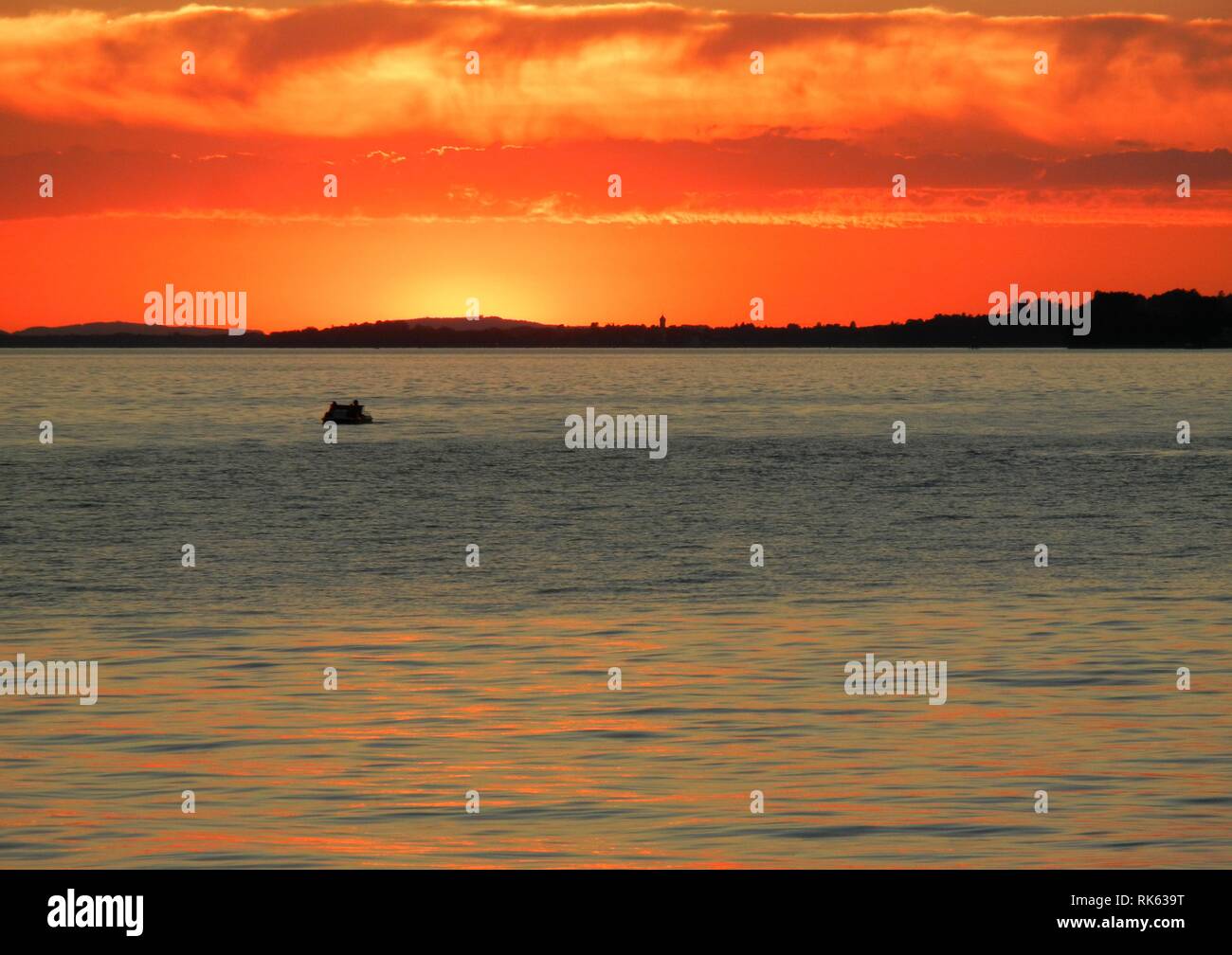 Sommer Sonnenuntergang mit Tretboot am Bodensee Stockfoto