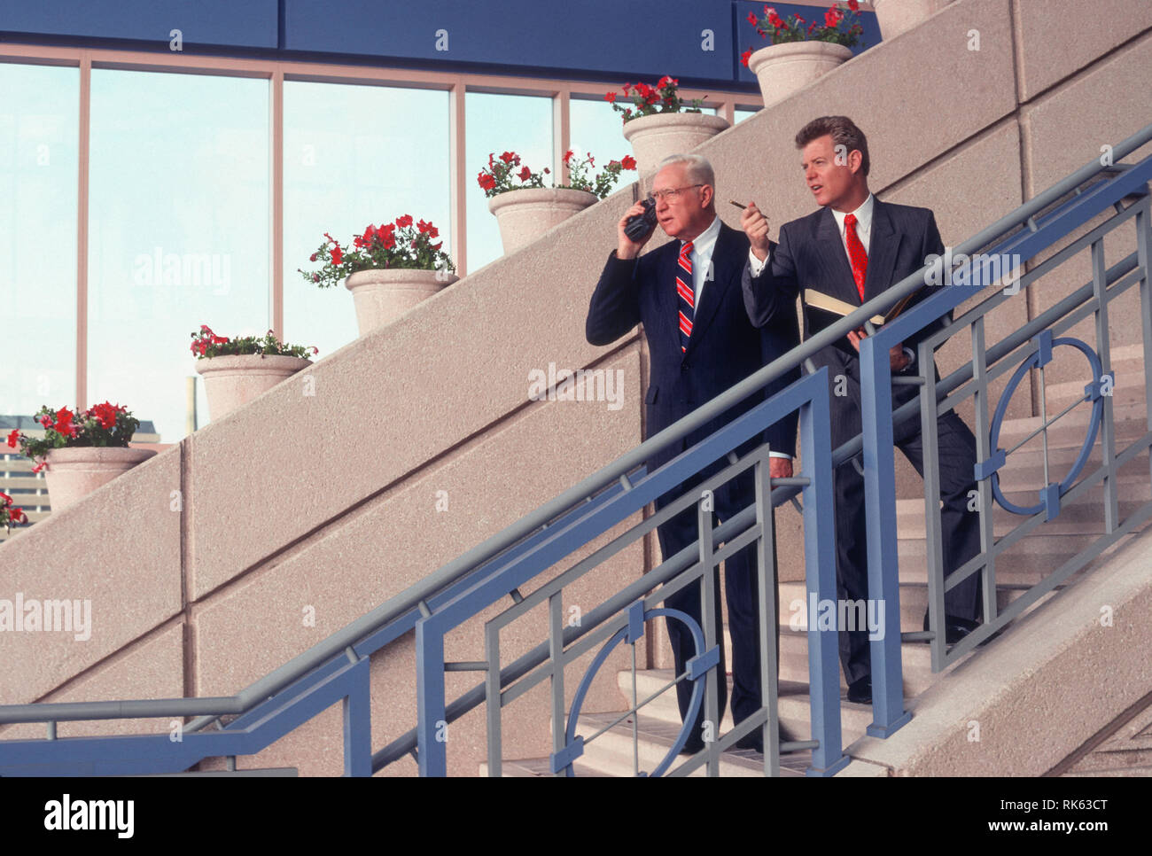1991, zwei Unternehmer diskutieren einen Deal, USA Stockfoto