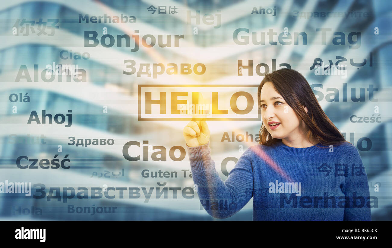 Junge Frau berühren digitalen Bildschirm Schnittstelle der Wahl Wort Hallo in verschiedene Sprachen übersetzt. Die mehrsprachigen Lehrer lernen und sprechen viele l Stockfoto