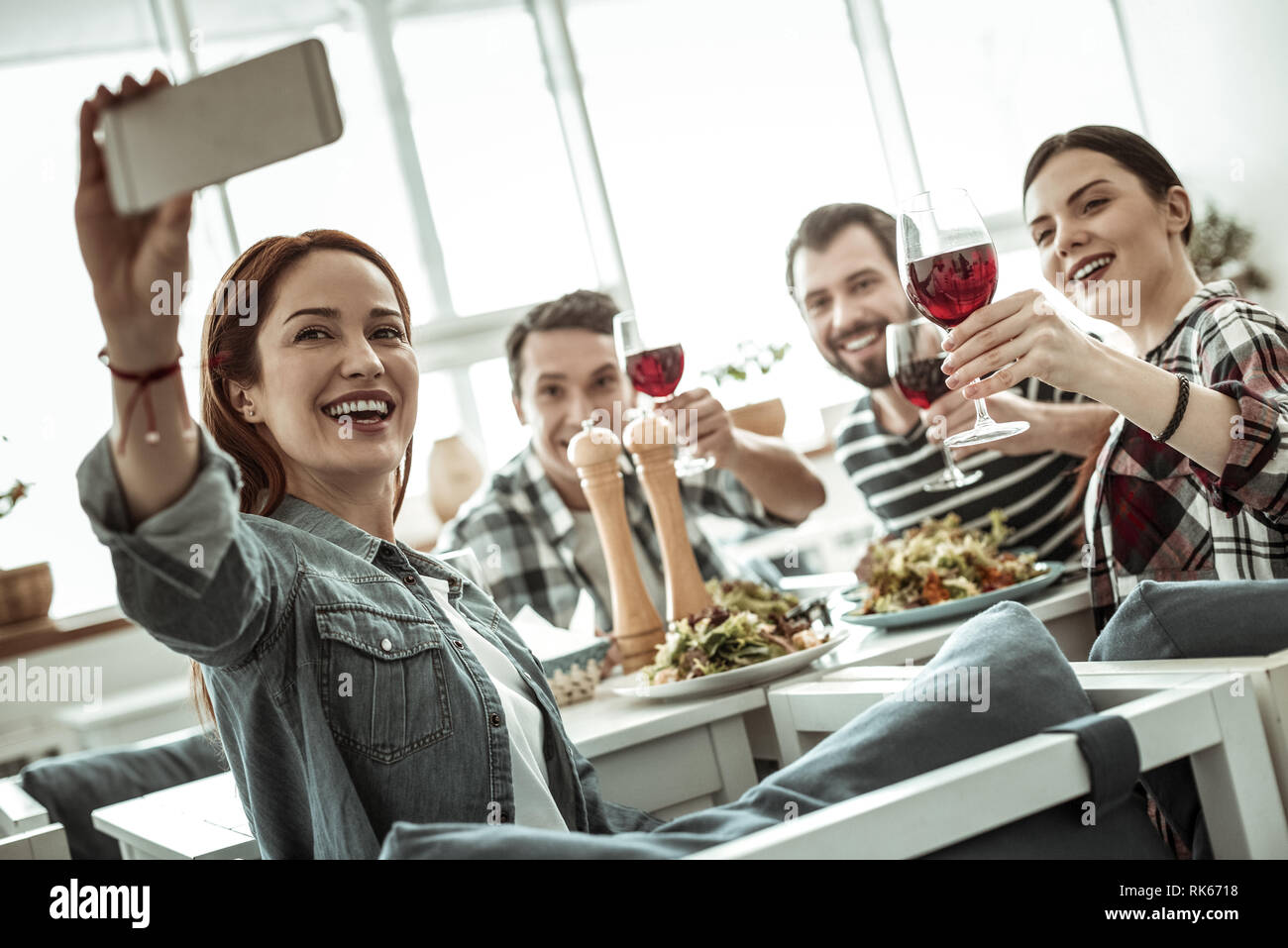 Fröhliche junge weibliche Person selfie Foto Stockfoto