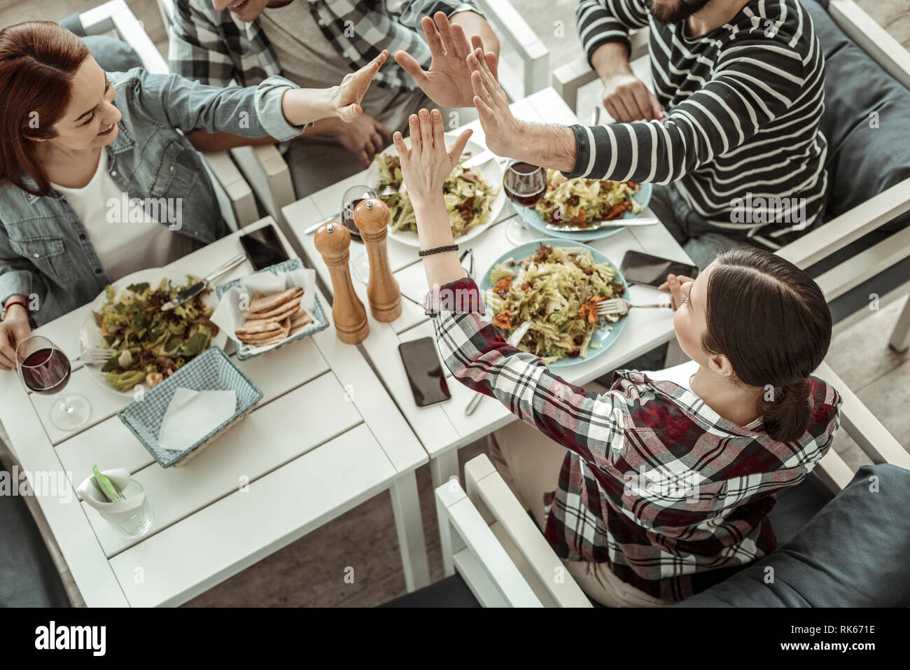 Blick von oben auf die freundlichen Menschen, die Hände berühren. Stockfoto