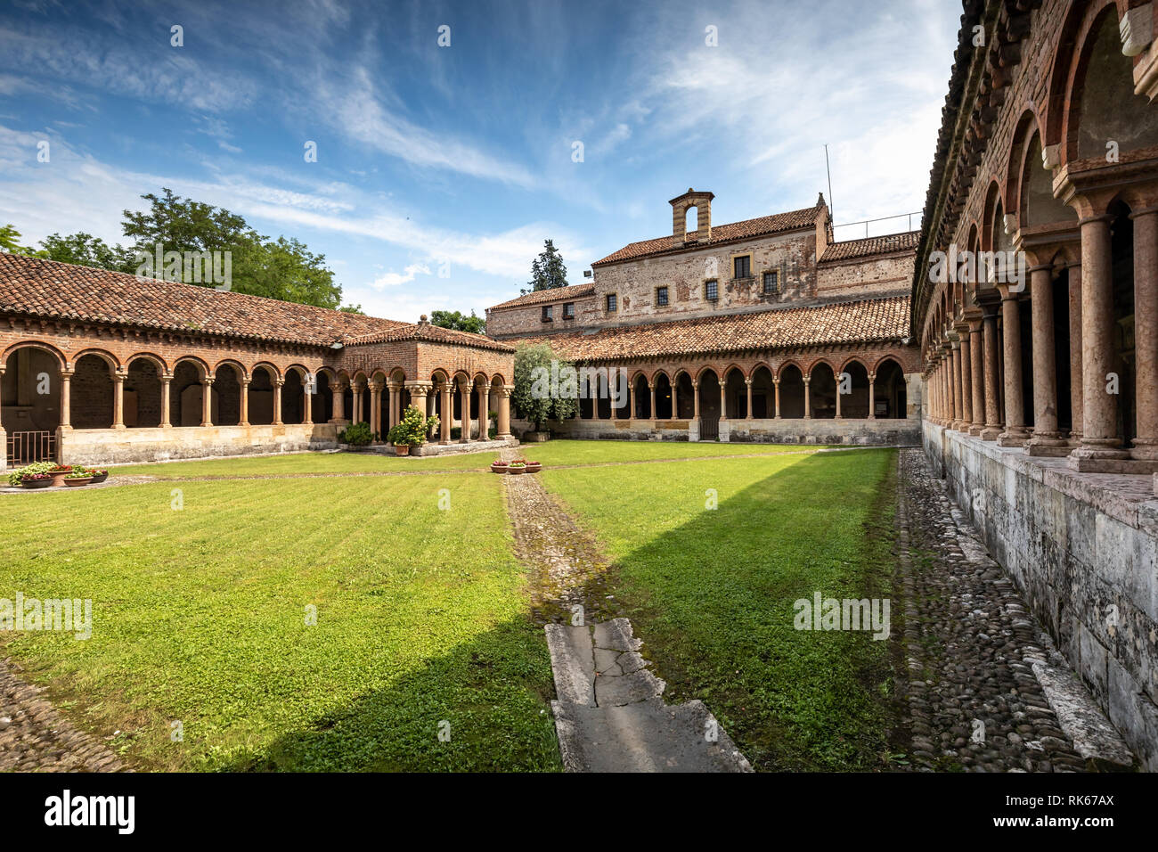 Kreuzgang der Basilika di San Zeno (auch bekannt als San Zeno Maggiore oder San Zenone), Verona, Italien. Stockfoto