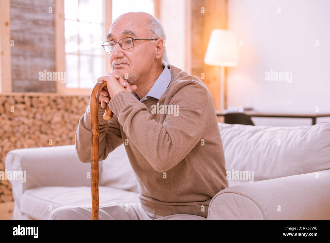 Verärgert ältere männliche Person über sein Leben denken Stockfoto
