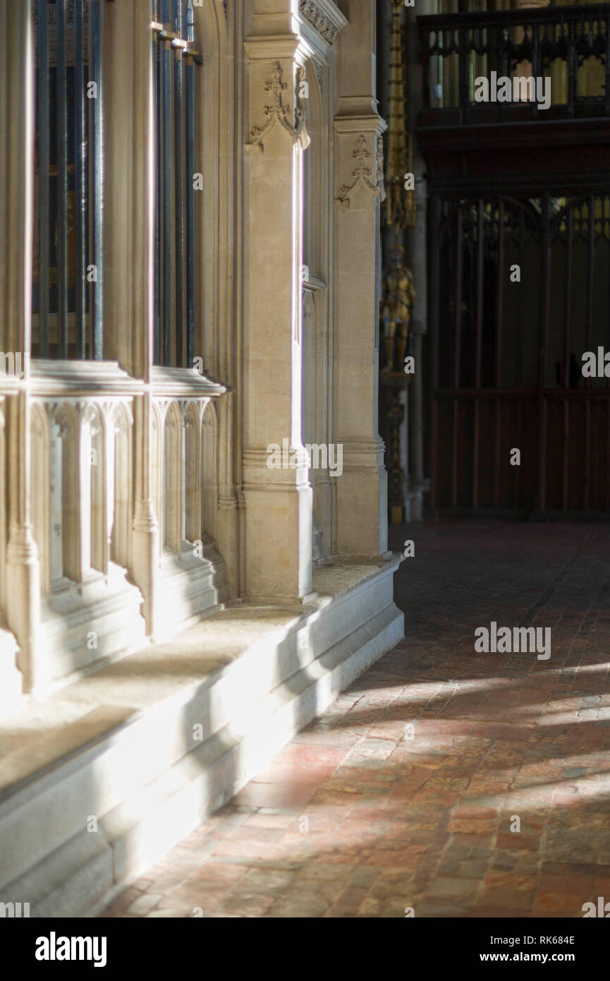 Innenraum der Kathedrale von Winchester, Hampshire, England. Detail der Wand mit dappled Licht Stockfoto