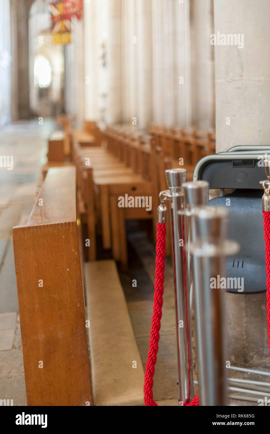 Innenraum der Kathedrale von Winchester, Hampshire, England. Detail von Seilen und gestapelt Sitze und Bänke Stockfoto