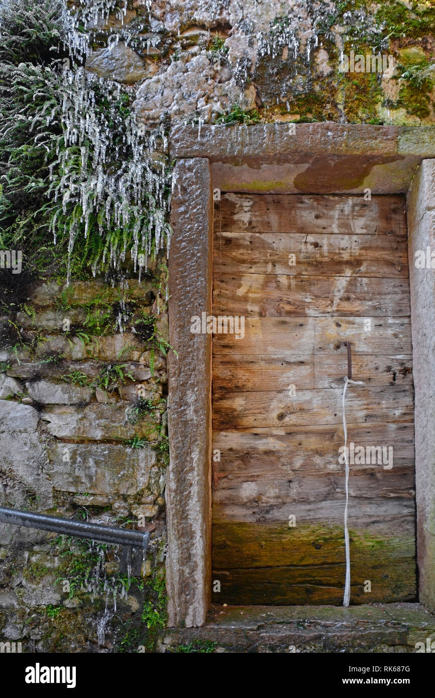 Eine Tür in einem verlassenen Gebäude auf dem Hügel Dorf Casso im Winter Friaul Julisch Venetien im Nordosten Italiens. Mit einer Bevölkerung von nur 35, die Stockfoto