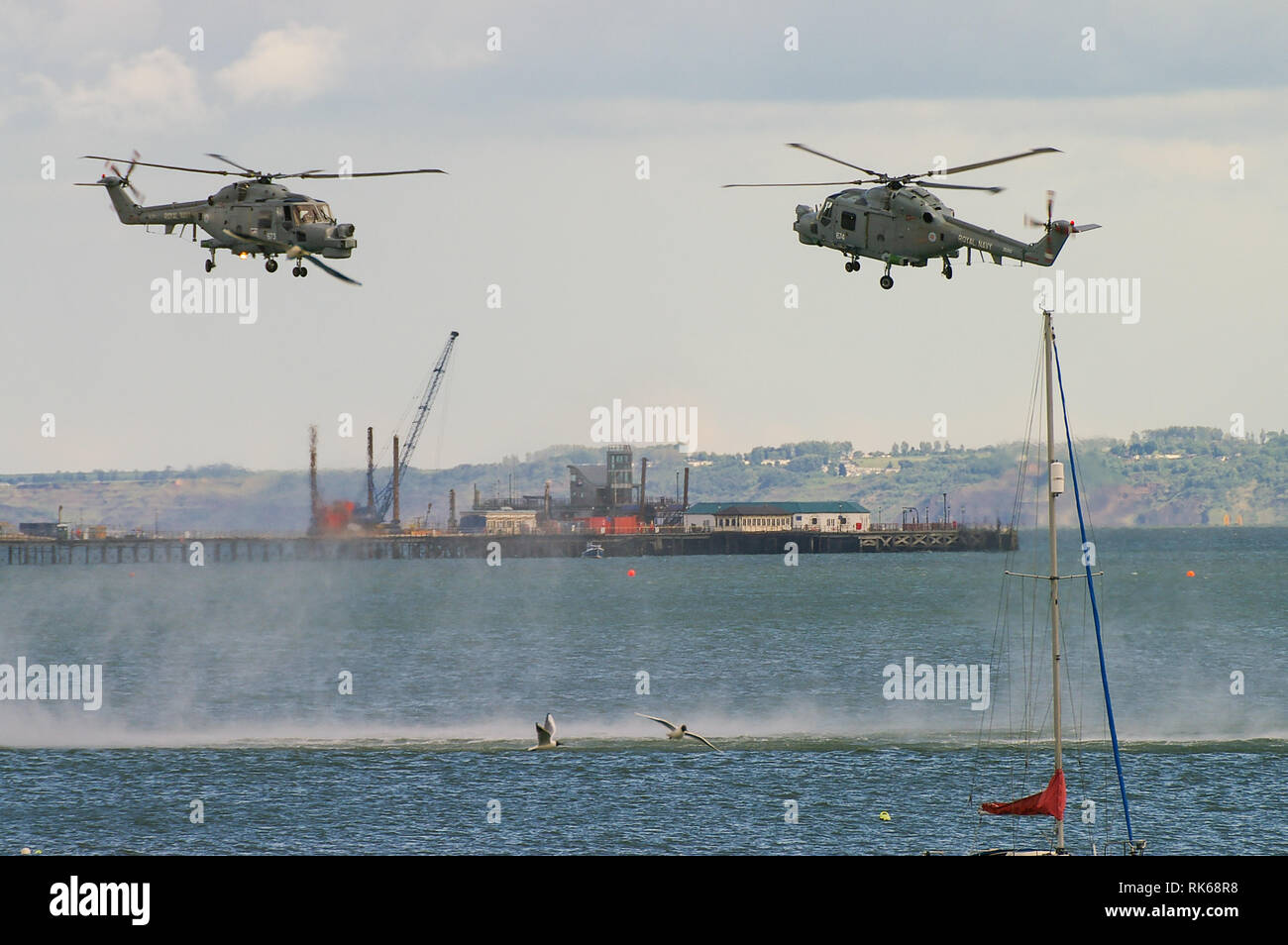 Royal Navy schwarze Katzen Hubschrauber display Team an der Airshow Southend fliegen mit Bauarbeiten stattfinden auf Southend Pier. Thames Estuary Stockfoto