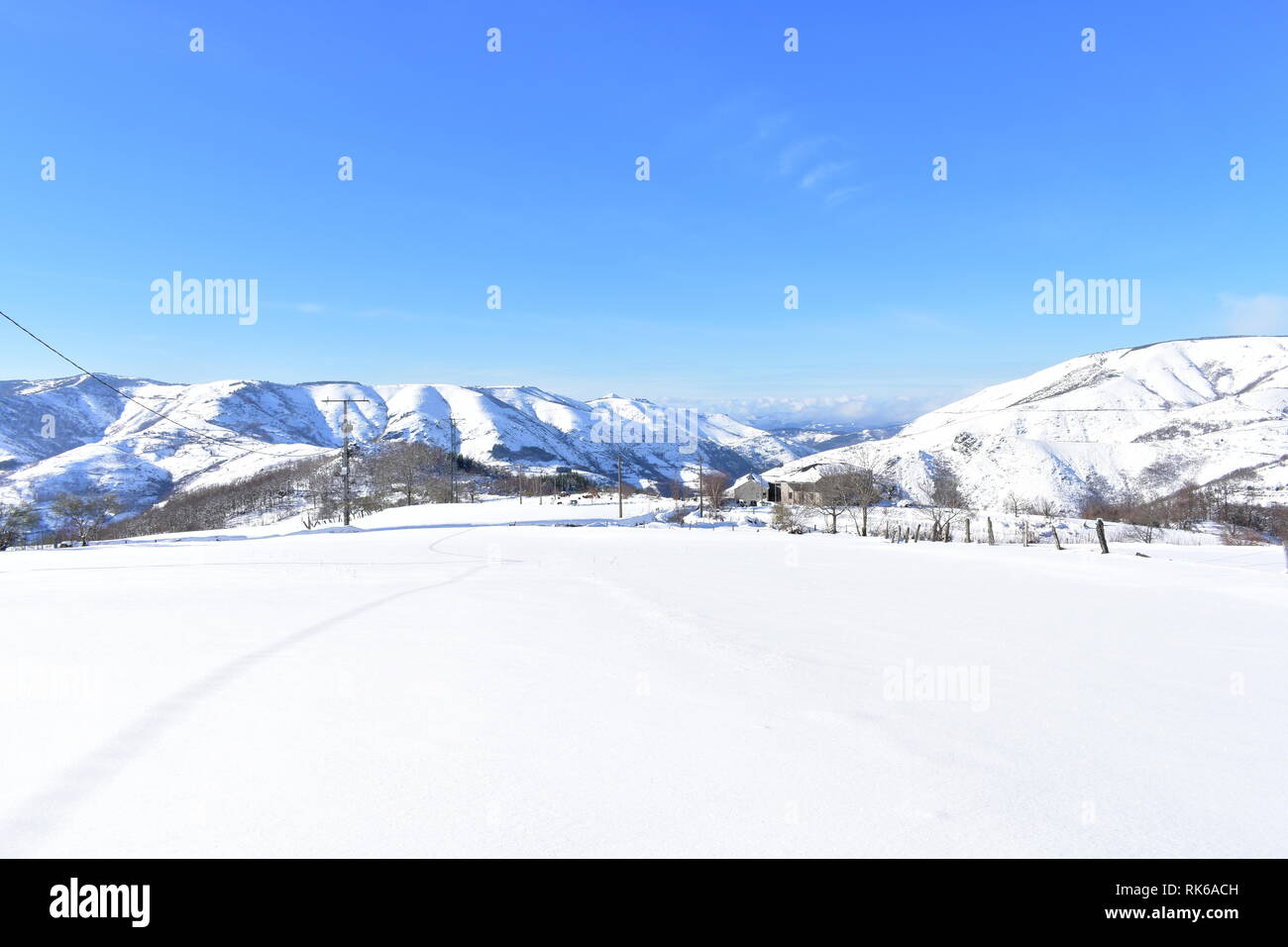 Die winterliche Landschaft mit schneebedeckten weißen Feld, in den Bergen und Schutz. Sonnigen Tag, blauer Himmel. Piornedo, Ancares Region, Provinz Lugo, Galizien, Spanien. Stockfoto