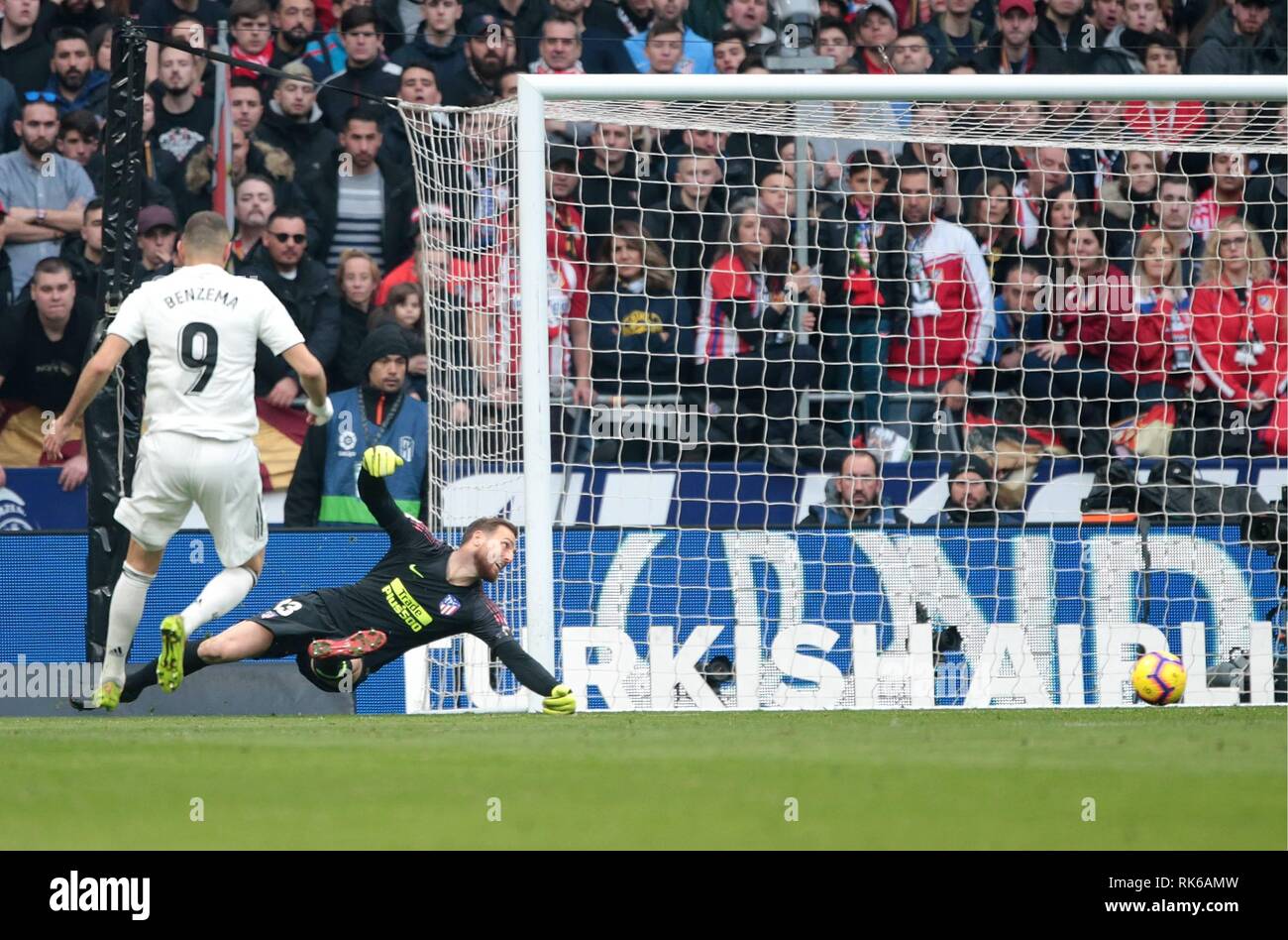 Madrid, Spanien. 09 Feb, 2019. Fußball Match 22 der La Liga, Atletico de Madrid gegen Real Madrid gehalten am Wanda Metropolitano Stadium, in Madrid. Oblak Atletico de Madrid Spieler (R) Karim Benzema (L) 09/02/2019 (Foto: Juan Carlos Rojas/Cordon drücken). Credit: CORDON PRESSE/Alamy leben Nachrichten Stockfoto