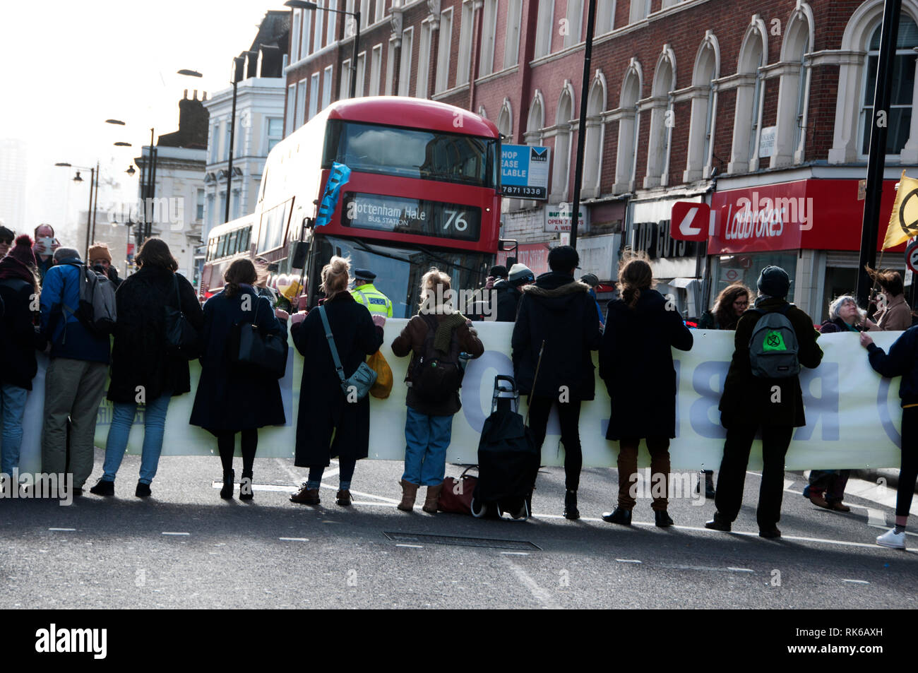 London, Großbritannien. 09. Februar, 2019. Hackney Road Block Street Party. Aussterben Rebellion Klimawandel Demonstranten übernehmen Kingsland Road. Credit: Jenny Matthews/Alamy leben Nachrichten Stockfoto